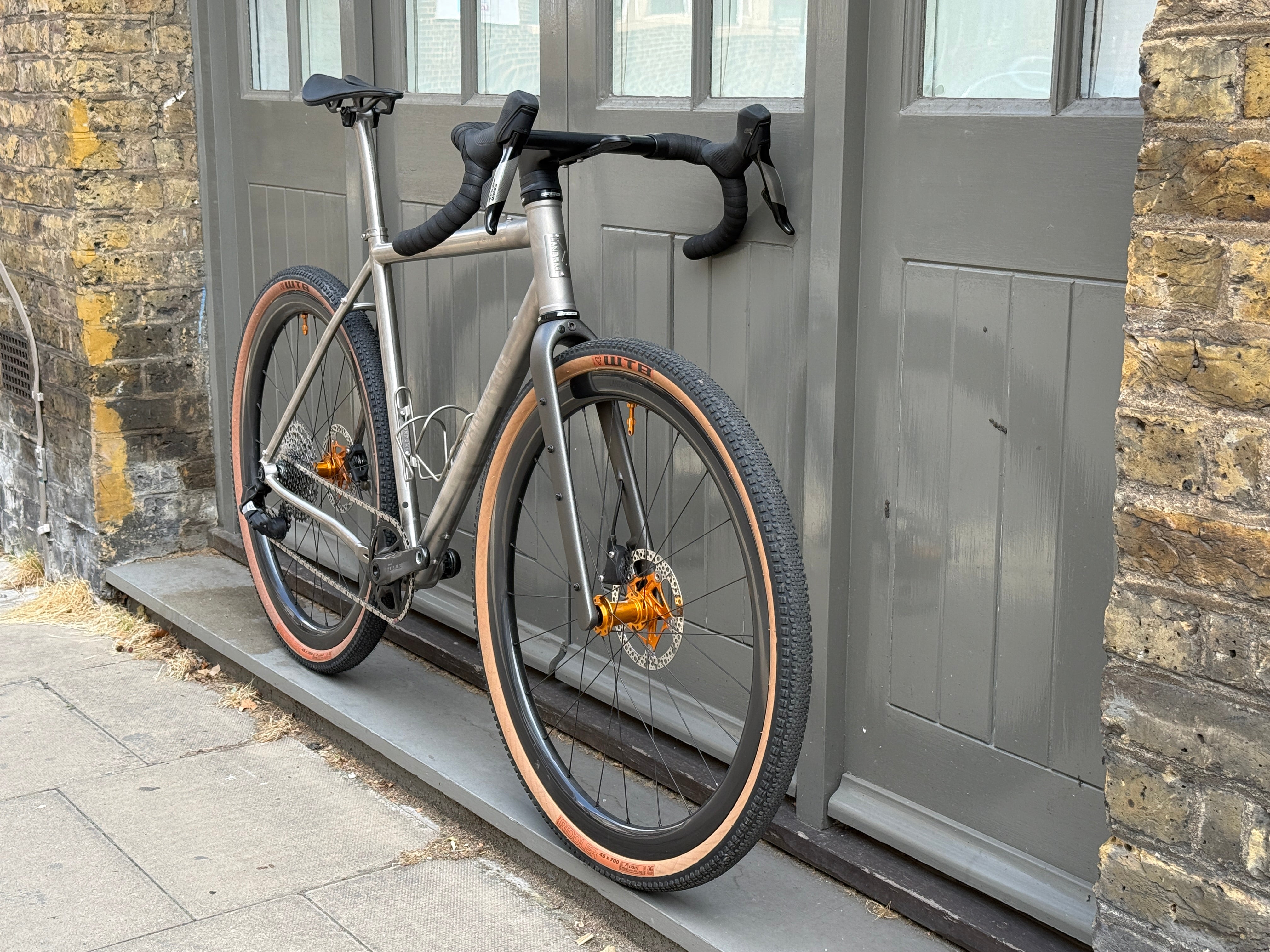 LANDRACE Boxer - SRAM Rival - Hope build